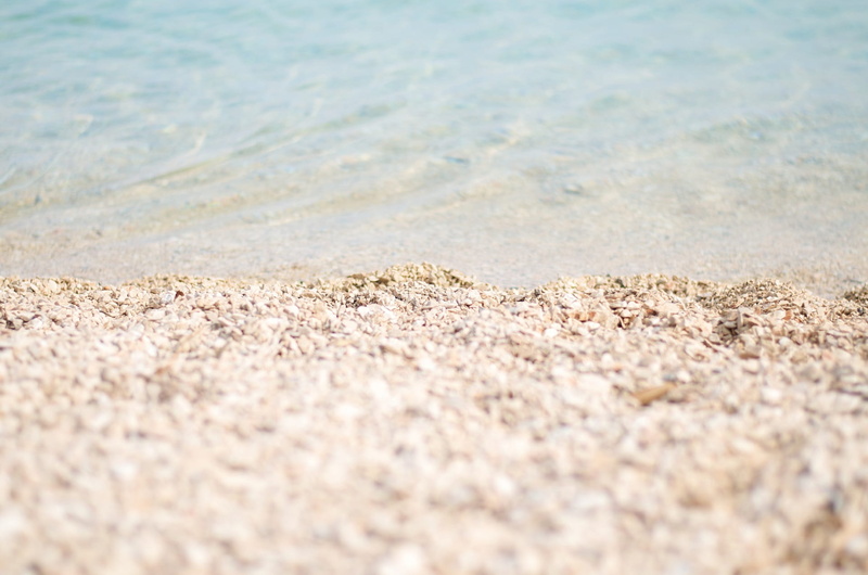 sea, outdoors, tranquility, close-up, beauty in nature, land, surface level, full frame, nature, textured, selective focus, pebble, beach, Stones, backgrounds