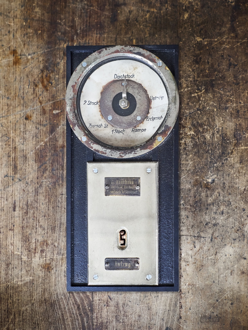 circle, 4K, shape, electricity, no people, elevator, wall - building feature, still life, technology, switch, fuel and power generation, number, machinery