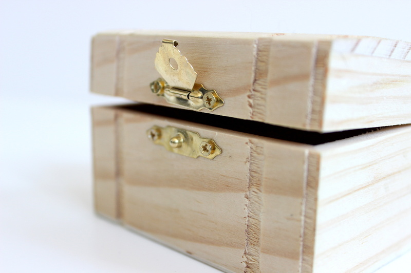 treasure box, security, nostalgic, gift, secret, treasure, suit, case, wealth, toy, figurative, explore, saturated, storage, precious, light, royalty, stack