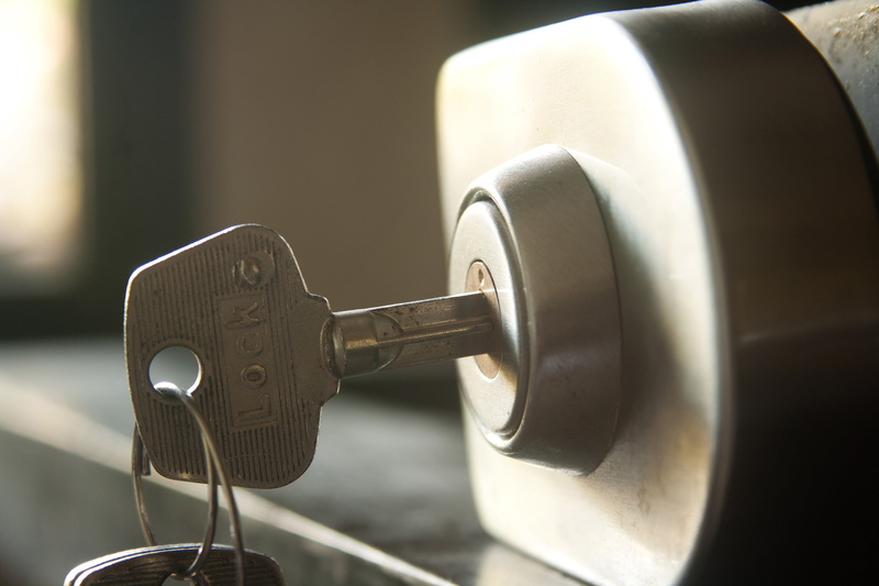 connection, sports equipment, unlock, lock, secure, no people, steel, access, silver colored, strength, metal, weights, protect, weight training, close-up