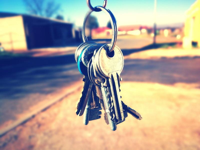 security, jewelry, lock, keys, close-up, selective focus, chain, nature, key, silver, rope, personal accessory, hanging, hook, safety, focus on foreground