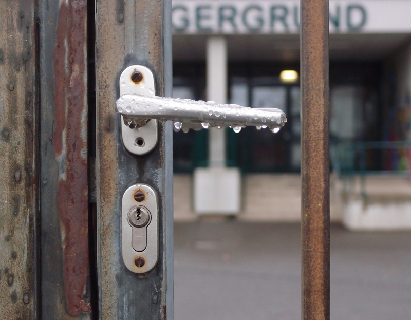 day, enter, closed, rain, focus on foreground, school, door, building, study, lock, brown, secure, 2K, vacations, architecture, latch, entrance, silver colored