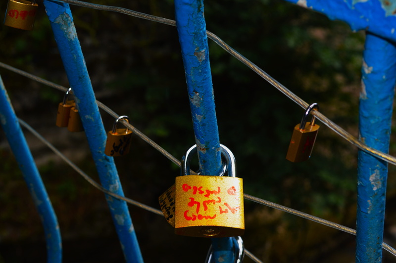 close-up, positive emotion, lock, hope - concept, metal, 5K, wedding, secure, sign, heart shape, blue, valentine, love, emotion, symbol, railing, bridge