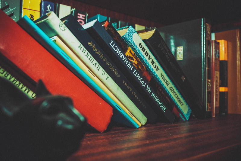 communication, publication, 5K, multi colored, business, knowledge, top, table, large group of objects, side by side, still life, no people, bookcase