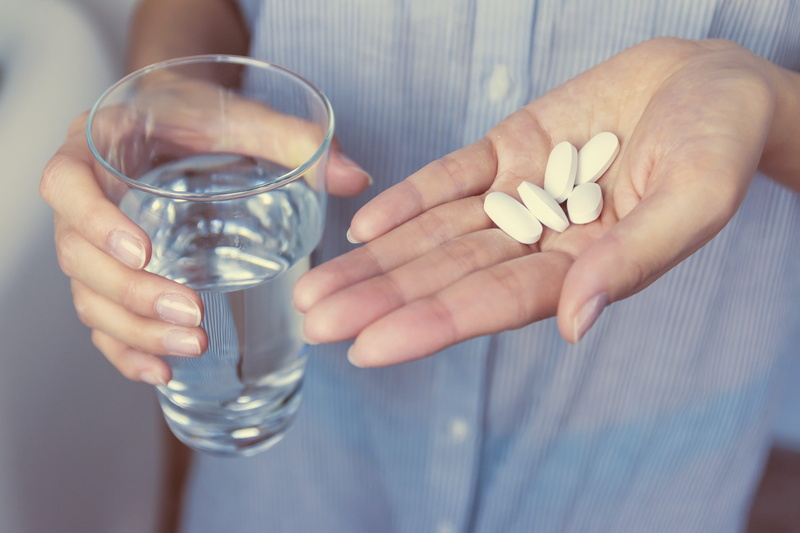 pills, dose, 5K, household equipment, hands, close-up, holding, people, capsule, drinking glass, pill, girl, healthcare and medicine, human body part