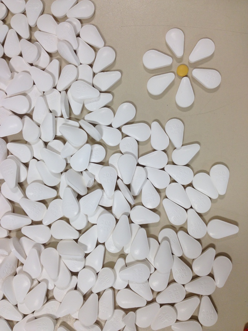 abundance, directly above, high angle view, pill, full frame, medicine, shell, pattern, white, background, still life, shape, close-up, indoors, arrangement