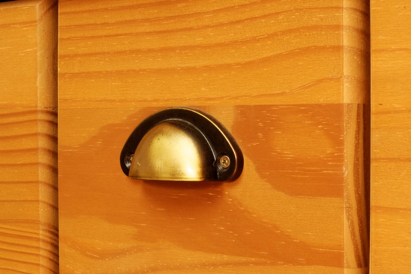 wood grain, indoors, entrance, protection, wood - material, knob, backgrounds, close-up, cabinet, antique, doorknob, brass, wood, design, door knob, old