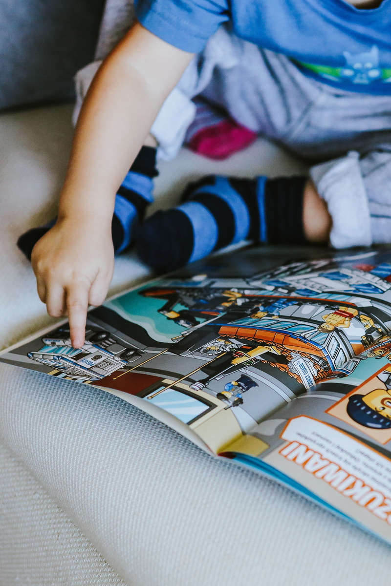 reading, human body part, playing, casual clothing, human hand, comic, leisure Games, connection, men, baby, Child, lifestyles, gambling, indoors, story