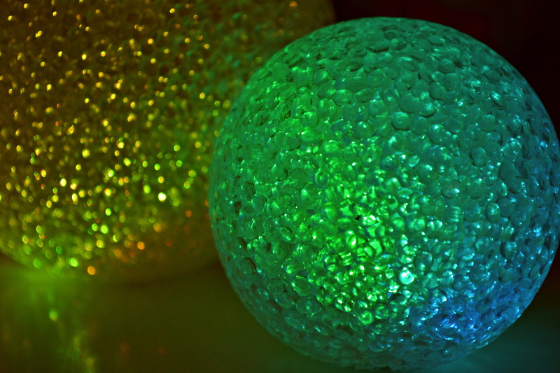 ball, eindejaarsversiering, atmosphere, pattern, shape, christmas bauble, glass, focus on foreground, wellbeing, still life, light, food and drink, indoors
