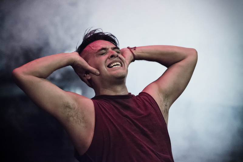 emotion, stage, top, performance, real people, scream, frustrated, recreation, musician, 5K, adult, strength, waist up, music, indoors, lifestyles, front view