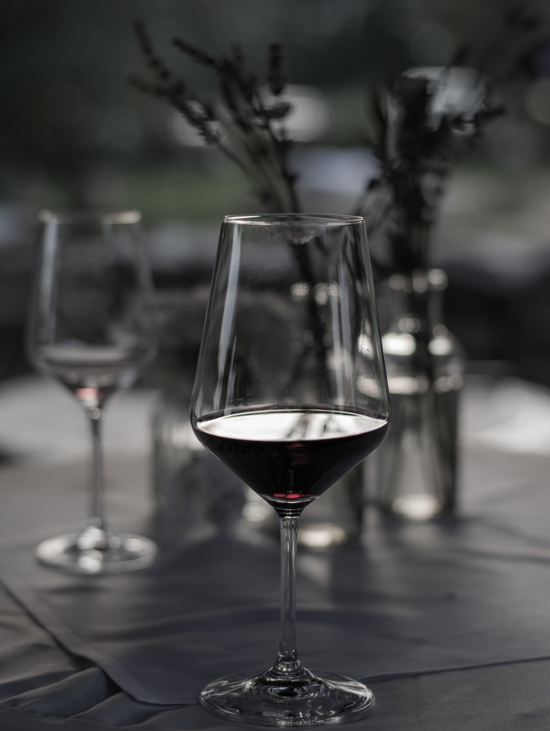 focus on foreground, retro, indoors, 5K, food and drink, wineglass, transparent, close-up, enjoy, glass, bar, celebration, luxury, red, day, beer garden