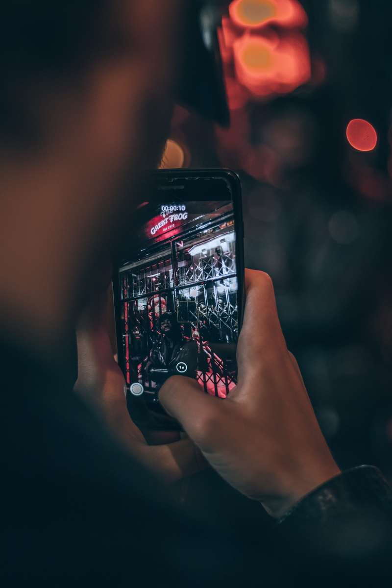 hand, metal, lcd screen, phone, gate, holding, one person, photographing, video gaming, lifestyles, iphone, 5K, wireless technology, photo, hardware, smart phone