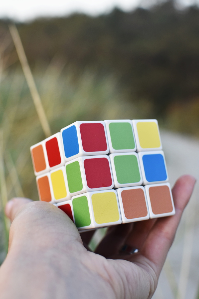 focus on foreground, human hand, winner, human finger, hand, 5K, success, rubiks cube, human body part, unrecognizable person, brain exercise, finger
