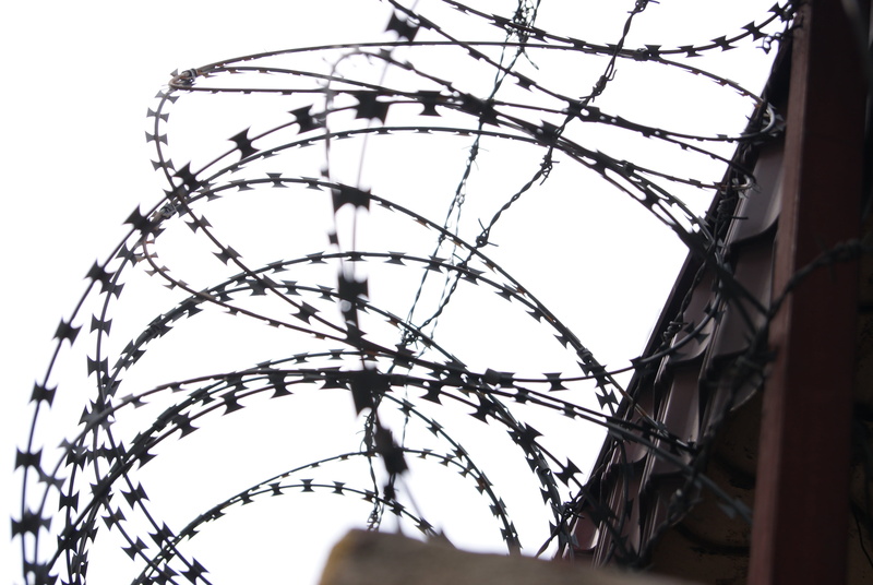 tiefenschärfe, built structure, nature, razor wire, military wire, close, sharp, fence, pointed, boundary, warning sign, caught, barrier, architecture
