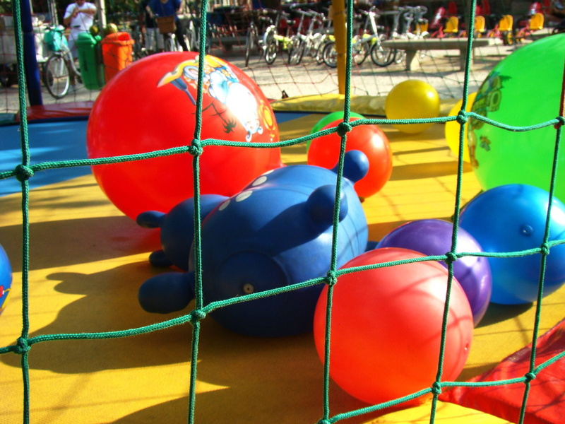 Playground, indoors, Toys, day, outdoors, buoy, 2K, metal, balloon, nature, shape, still life, sunlight, multi colored, sphere, Play, close-up, red, security