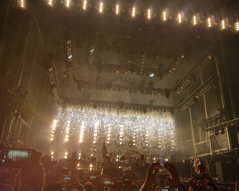 stage light, leisure activity, music festival, inside, night, musicians, party, spectator, band, lifestyles, nightlife, enjoyment, light, 2K, performance