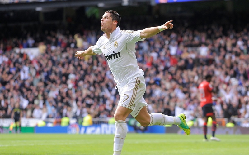 athlete, skill, soccer field, crowd, soccer player, ball, motion, focus on foreground, sports uniform, team sport, match - sport, grass, 1080P, spectator