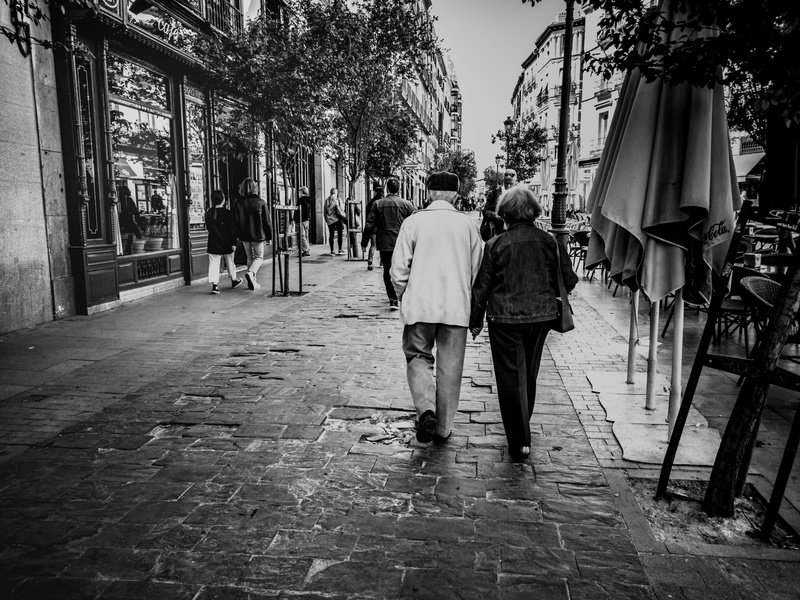 tree, 5K, pavement, people, full length, city, outdoors, women, adult, group of people, lifestyles, street, man, casual clothing, woman, men, walking