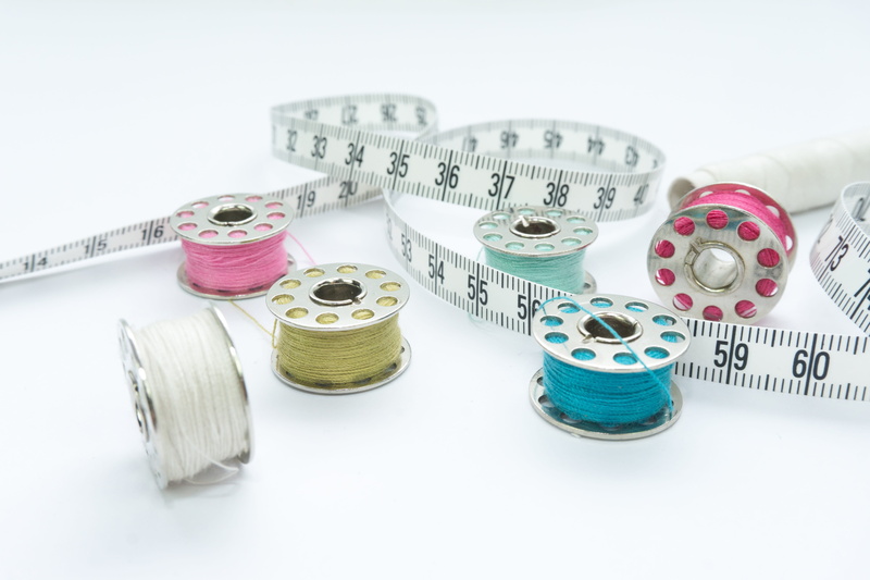 spool, tape measure, thread, tape, white background, medium group of objects, close-up, craft, measure, sewing, sewing supplies, indoors, no people, textile