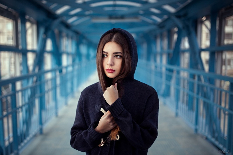 brunette, portrait, focus on foreground, depth of field, looking away, casual clothing, holding, front view, beauty, architecture, hairstyle, waist up