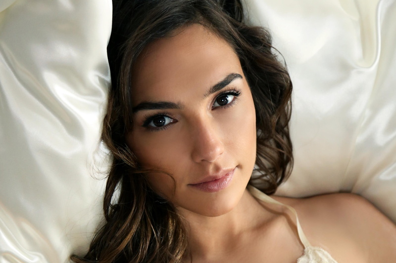 women, domestic room, frustration, people, 4K, relationship difficulties, hairstyle, girls, young women, bed, gal gadot, couple - relationship, indoors