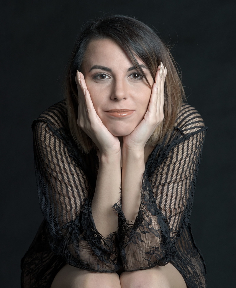 hands, hair, posing, peace of mind, sleeved, the hand, girl, shirt, studio Shot, front view, young Adult, beautiful woman, woman in black, black, thinking