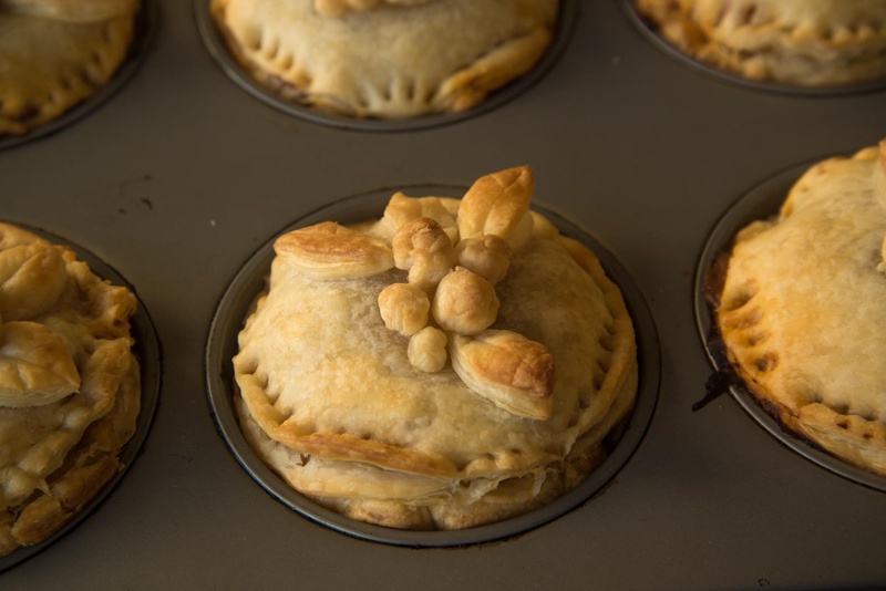 meat pie, 1080P, high angle view, sweet food, wellbeing, cake, shallow, pies, puff paste, no people, baking sheet, baked, flaky pastry, indoors, unhealthy eating