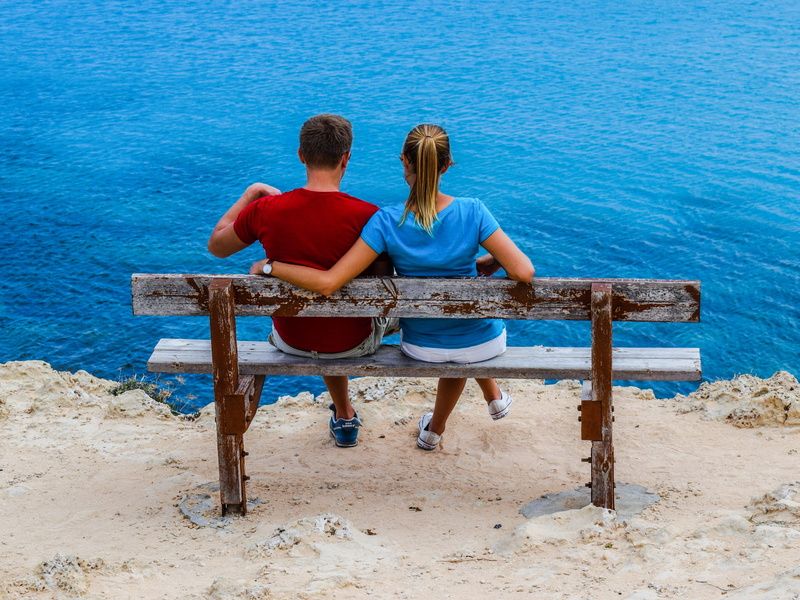 cliff, heterosexual couple, nature, bench, daytime, sitting, young women, women, adult, casual clothing, full length, two people, bonding, outdoors, leisure