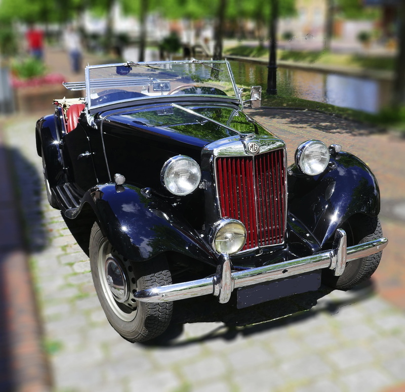 motor vehicle, headlight, eye catcher, no people, vehicle, historically, nostalgia, retro styled, parking, model, chrome, old, mode of transportation, city