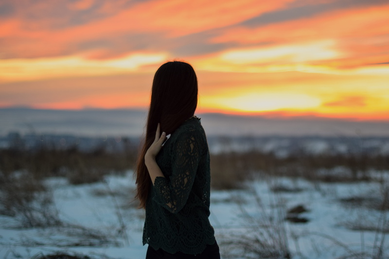 adult, hair, focus on foreground, outdoor, one person, 5K, girl, human, snow, hairstyle, sun, dusk, sky, lifestyles, unseen, looking at view, three quarter length