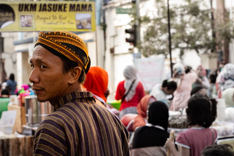 javanesse, men, street, street photo, traditional, adult, hat, jawa, jalan tunjungan, wear, standing, day, looking, headshot, people, incidental people