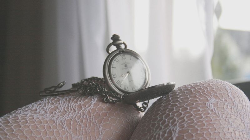 tights, day, 1080P, bed, classic, string, instrument of time, roman numerals, adult, watch, alarm Clock, floral pattern, old-fashioned, hand, focus on foreground