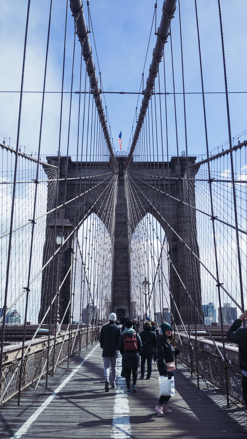 brooklyn bridge, built structure, sky, travel, men, trees, outside, water, outdoors, arch, tourism, engineering, vacs, real people, lifestyles, busy, blue sky