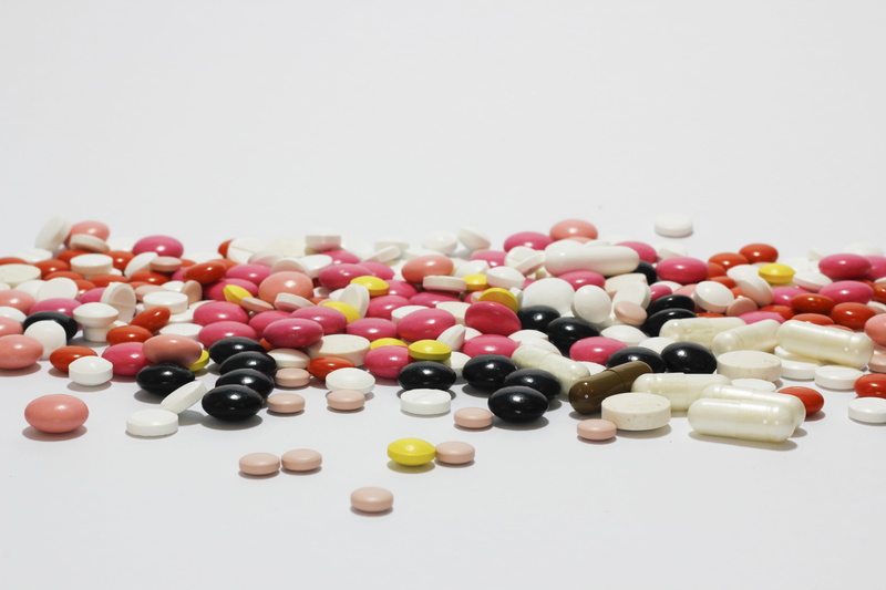 lot, Pharmacy, nutritional supplement, copy space, studio shot, Cure, variation, large group of objects, abundance, white color, Tablets, healthcare and medicine