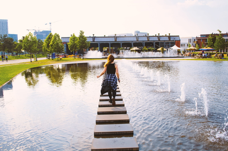 leisure activity, sunlight, human, rear view, women, girl, belgium, woman, plant, summer, city, built structure, fountain, one person, day, casual clothing