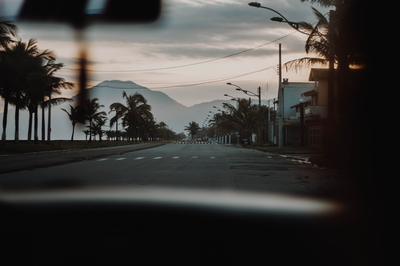 outdoors, the way forward, peruíbe, 4K, suburb, city, way, tree, building, surface level, vehicle, coast, day, land vehicle, direction, focus on background