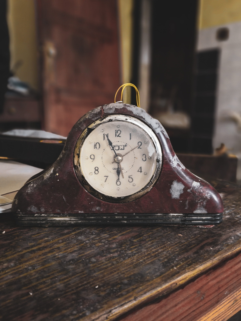 broken, metal, pocket watch, the past, minute hand, architecture, still life, time, aggression, wood - material, the breakdown of the, hours, abandoned