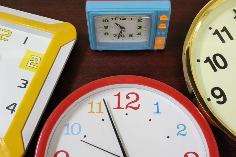text, number, time, deadline, planning, appointment, hour hand, wood grain, clock, checking the time, time management, hour, western script, countdown