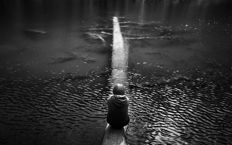 bw, log, person, sitting, nature, foot, body, scale, pond, gray, water, 1080P, hd, bridge