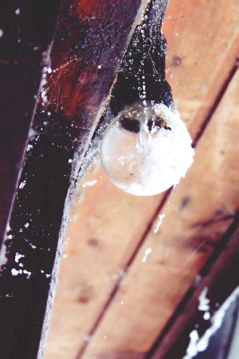 home, refreshment, water, day, scale, close-up, 1080P, selective focus, nature, drink, snow, building, old, winter, high angle view, rustic, indoors, frost