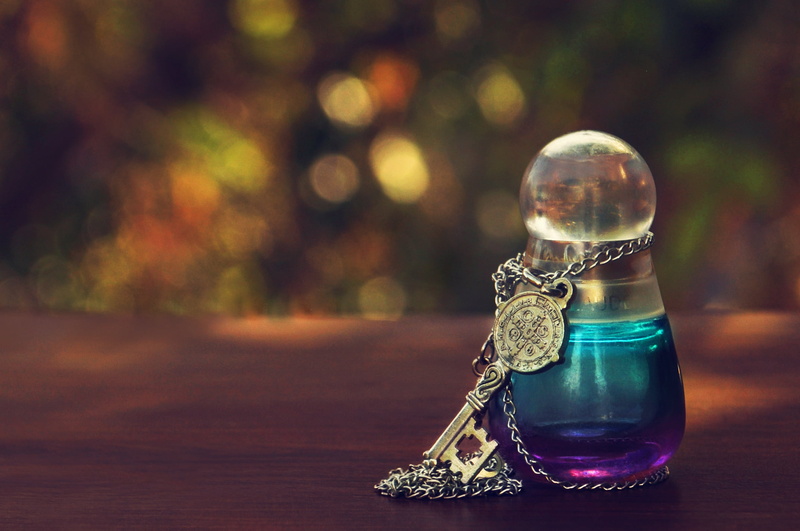 sunlight, glass - material, bottle, day, transparent, Bank, outdoors, still life, 1080P, shiny, close-up, wood - material, reflection, personal accessory