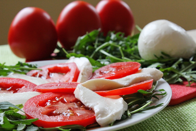 wellbeing, close-up, healthy eating, dinner, meal, crockery, slice, italian food, fruit, 5K, raw food, red, tomato, mozzarella, italian cuisine, plate