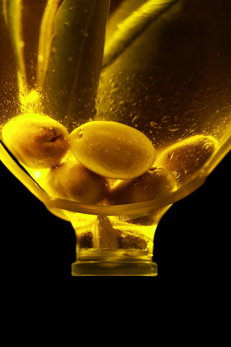 studio shot, fruit, healthy, food and drink, photo, drink, olive oil, studio, glass, no people, yellow, indoors, alcohol, martini, idea, black background