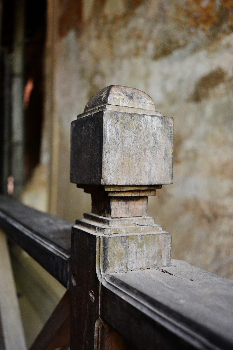 rail transportation, 1080P, sculpture, focus on foreground, nature, buddhism, architecture, ancient, no people, railing, historic, outdoors, metal, carvings