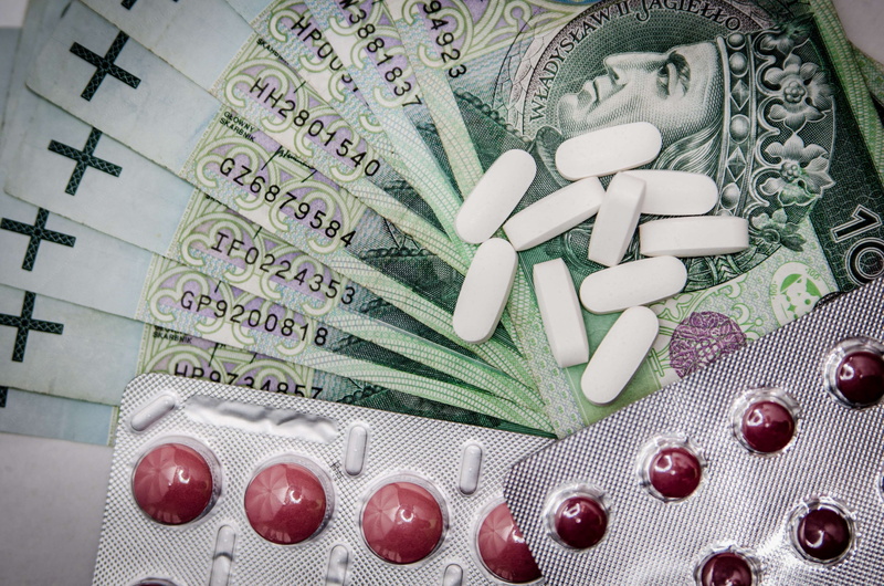 indoors, currency, capsules, wellbeing, 4K, still life, 100 ziotych, addiction, representation, blister pack, food, medications, medicine, healthcare