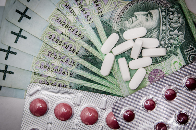 treatment, supplements, large group of objects, 100 ziotych, close-up, currency, blister, indoors, healthcare, healthcare and medicine, capsules, male likeness