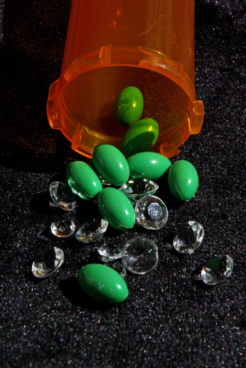 white, hospital, no people, health, dose, diamonds, expensive, multi colored, 4K, prescription, sphere, sweet food, close-up, tablet, medicine, cost, drugs