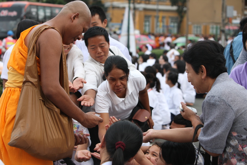 city, positive emotion, monks, hand, outdoors, adult, orange, people, real people, thailand, standing, men, budhas, casual clothing, buddhists, buddhism