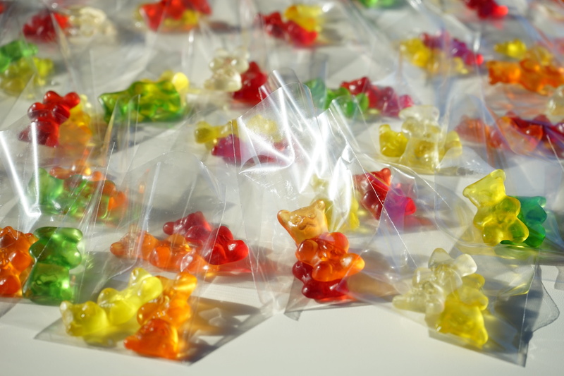 abundance, indulgence, Bags, studio shot, large group of objects, plastic, freshness, delicious, retail, candy, cellophane, cold temperature, Packed, sweetness