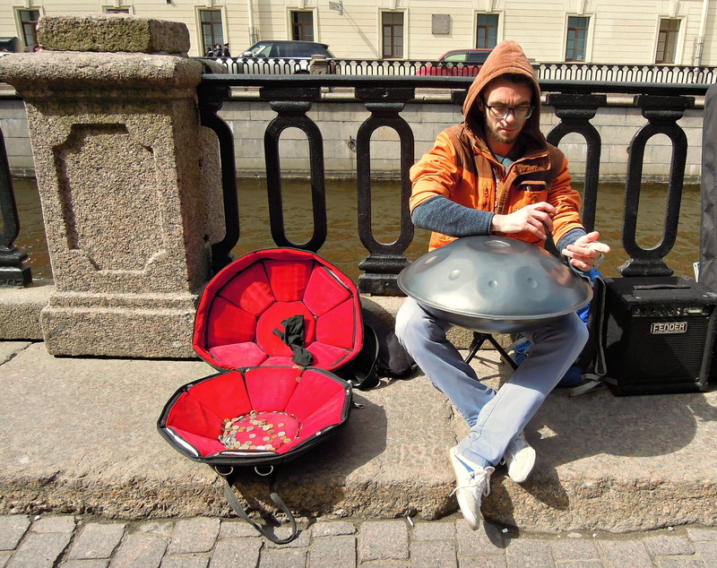 outdoors, musicians, casual clothing, lifestyles, quay, city, artist, full length, adult, one man only, money, people, tankdrum, one Person, income, architecture